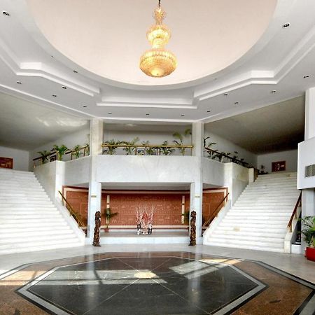Hotel Raj Hans, ファリーダーバード エクステリア 写真