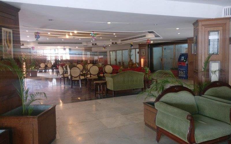 Hotel Raj Hans, ファリーダーバード エクステリア 写真