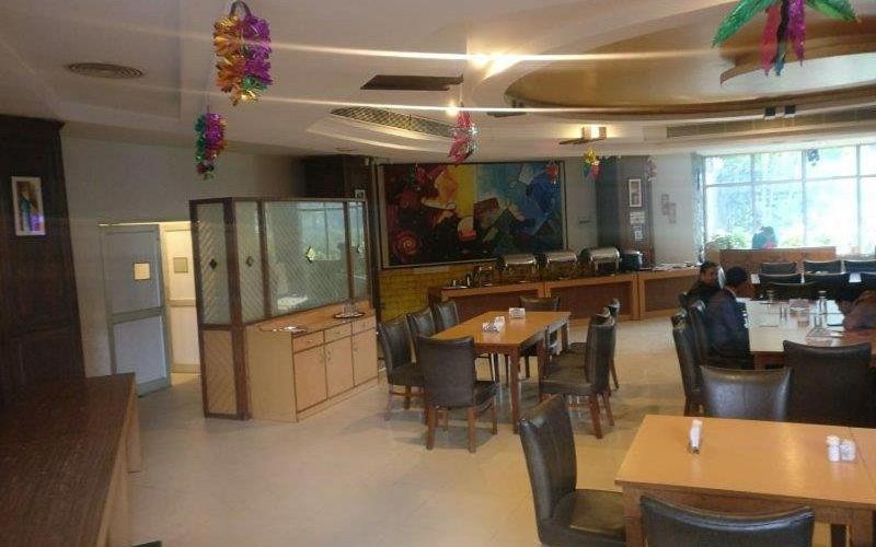 Hotel Raj Hans, ファリーダーバード エクステリア 写真