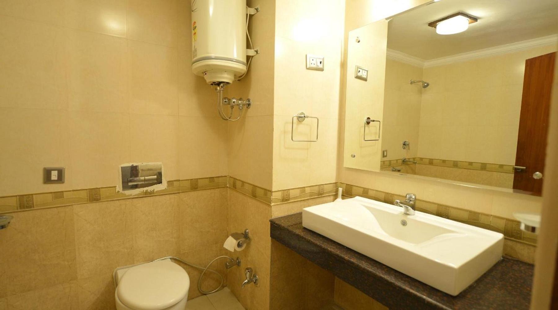Hotel Raj Hans, ファリーダーバード エクステリア 写真