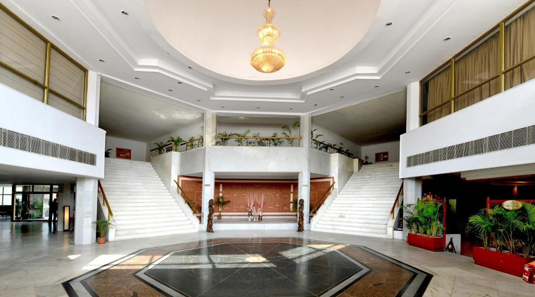 Hotel Raj Hans, ファリーダーバード エクステリア 写真
